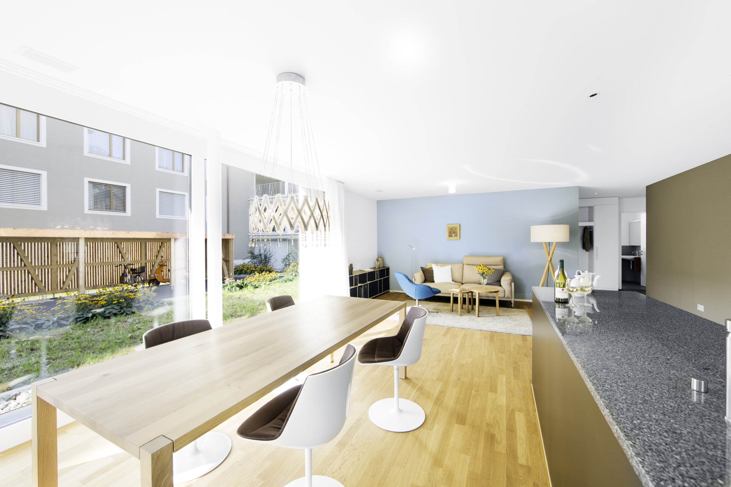 Innenaufnahme der Küche und des Essbereichs in der Wijermatt in Kerns.