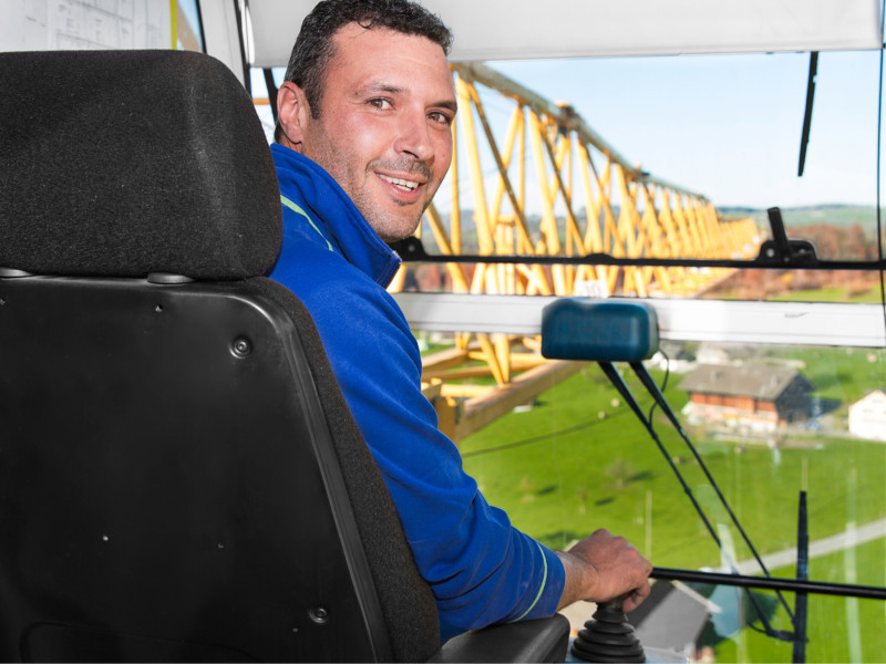 Pinto Rentes Nuno Valtern bei der Arbeit als Kranführer auf der Eberli Baustelle.