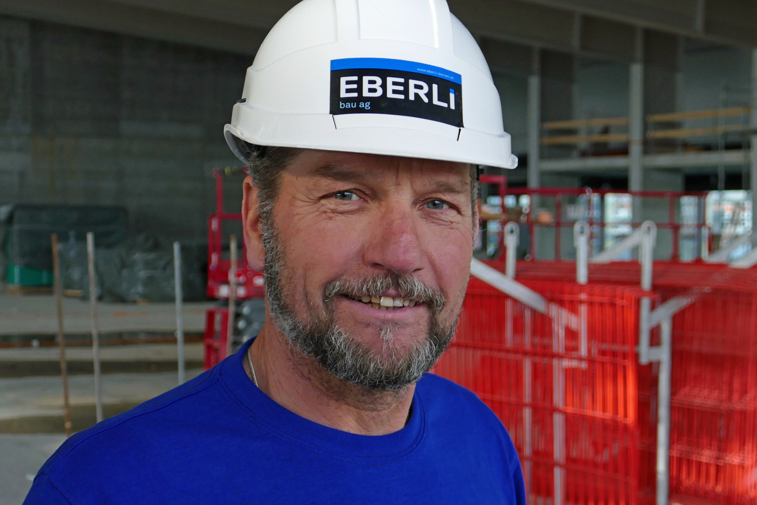 Pierre-Alain Gimmel bei der Arbeit als Polier auf der Eberli Baustelle.