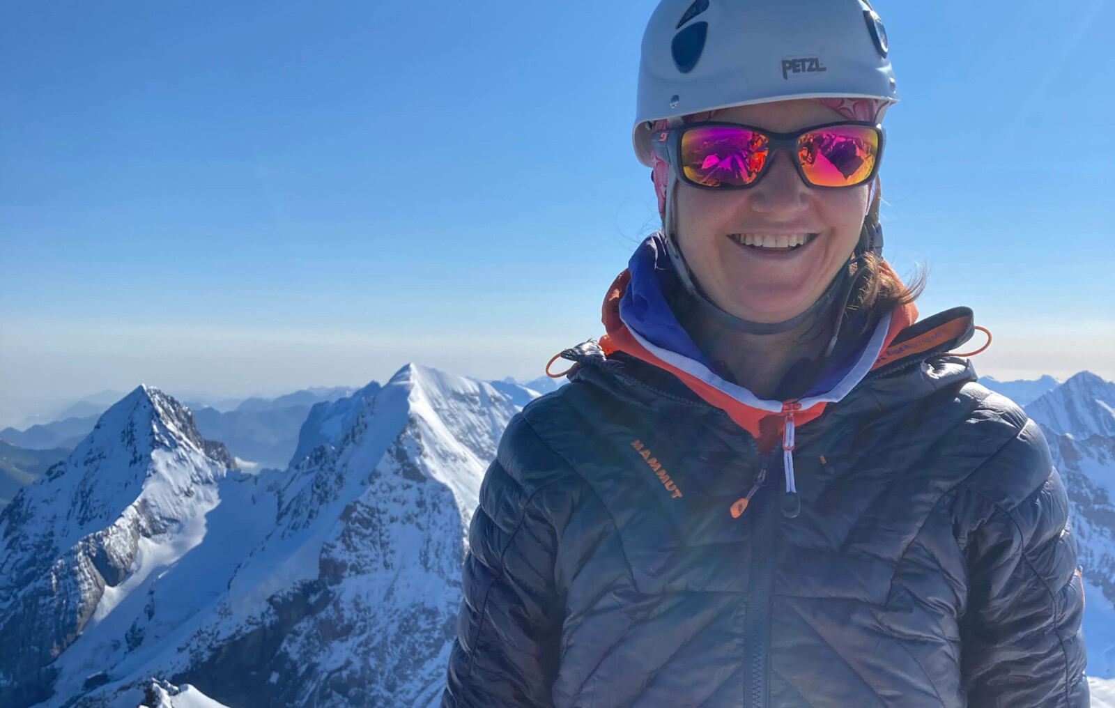 Sara Weltsch auf der Jungfrau, im Hintergrund Eiger und Mönch.