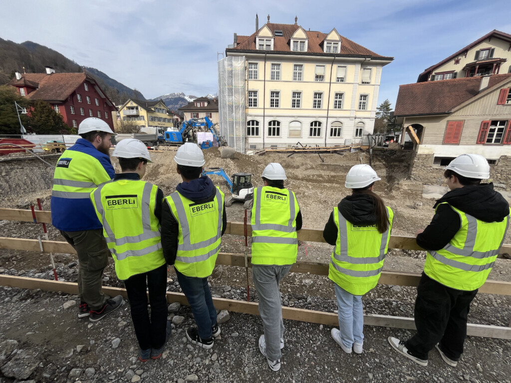 Schnuppertag Lehrstellen Jugendliche schauen auf Baustelle