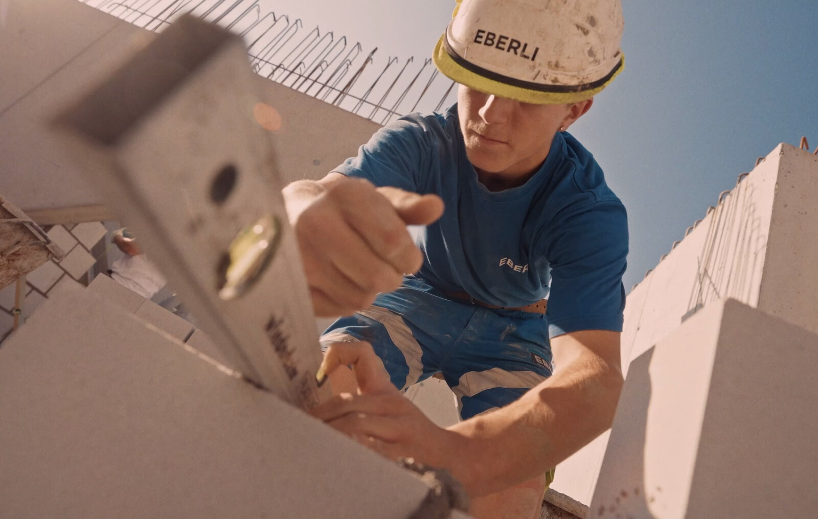 Evan Lernender Maurer bei der Arbeit mit Wasserwage