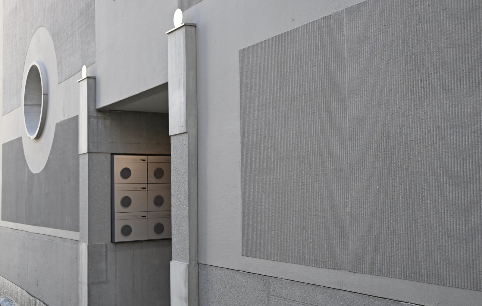 Dorf Hyyser Sarnen Sichtbeton Aussenfassade Fenster rund